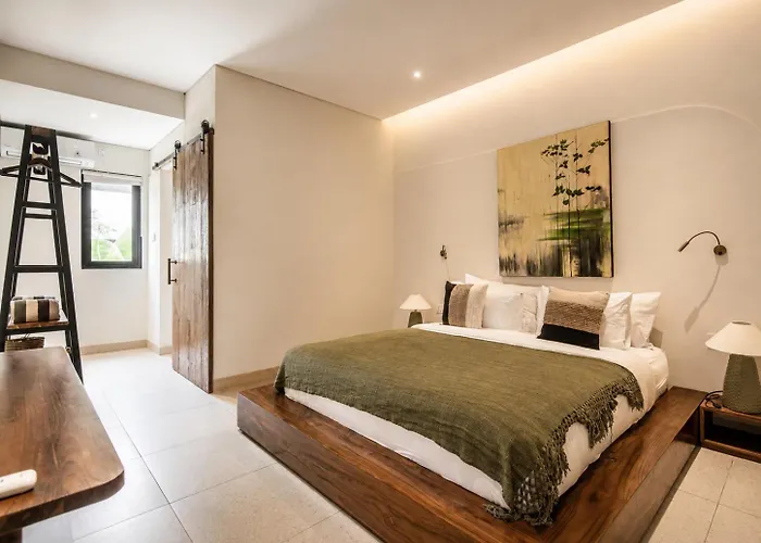 Chic 4-Br Villa In Central Seminyak, Beach 5 Mins ヴィラ *