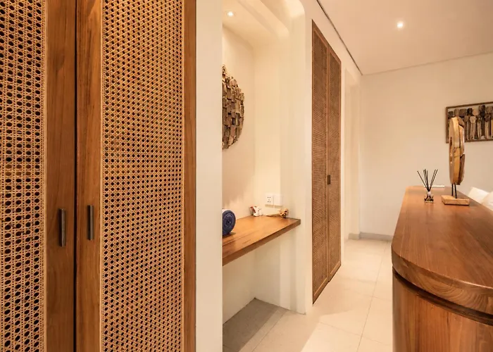Chic 4-Br Villa In Central Seminyak, Beach 5 Mins