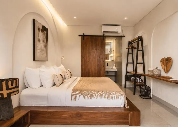 Chic 4-br Ac In Seminyak, 5 Mins Семиньяк