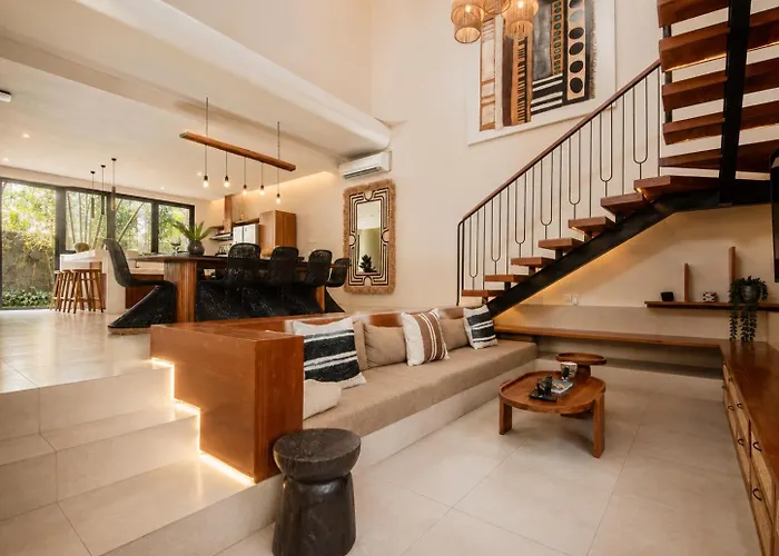 Chic 4-Br Villa In Central Seminyak, Beach 5 Mins *