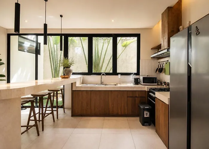 Chic 4-br Ac In Seminyak, 5 Mins Villa