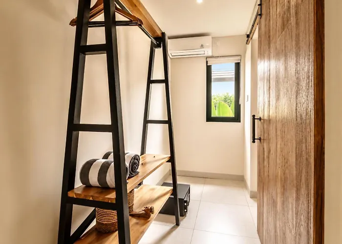 Chic 4-br Ac In Seminyak, 5 Mins