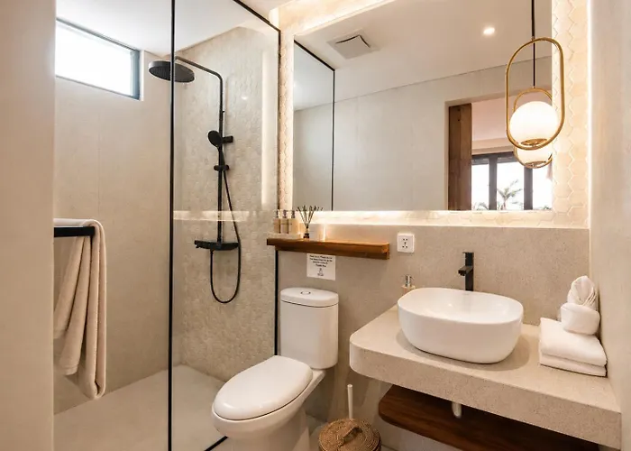 Chic 4-Br Villa In Central Seminyak, Beach 5 Mins *
