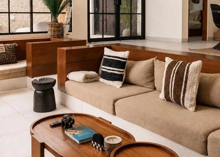 Chic 4-br Ac In Seminyak, 5 Mins Villa